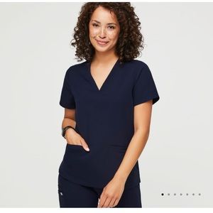 Figs Casma three pocket top